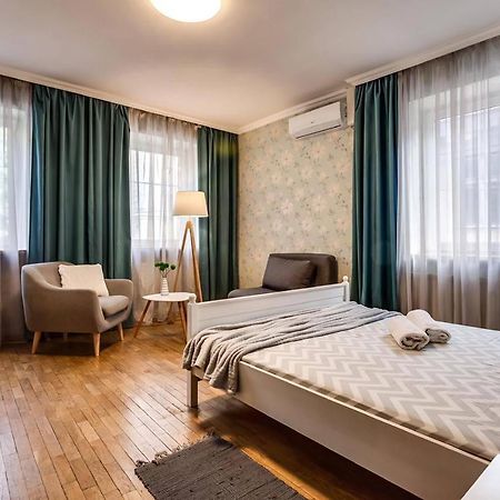 Apartamenty On Knyazya Romana Lviv Ngoại thất bức ảnh