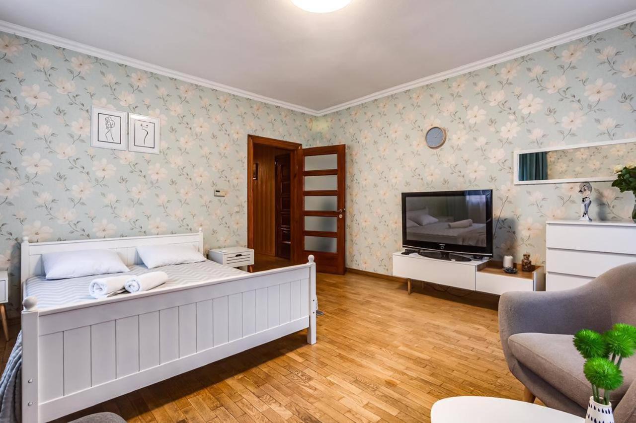 Apartamenty On Knyazya Romana Lviv Ngoại thất bức ảnh