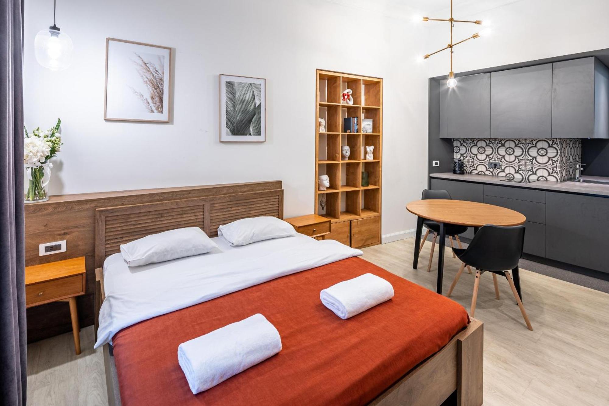 Apartamenty On Knyazya Romana Lviv Ngoại thất bức ảnh