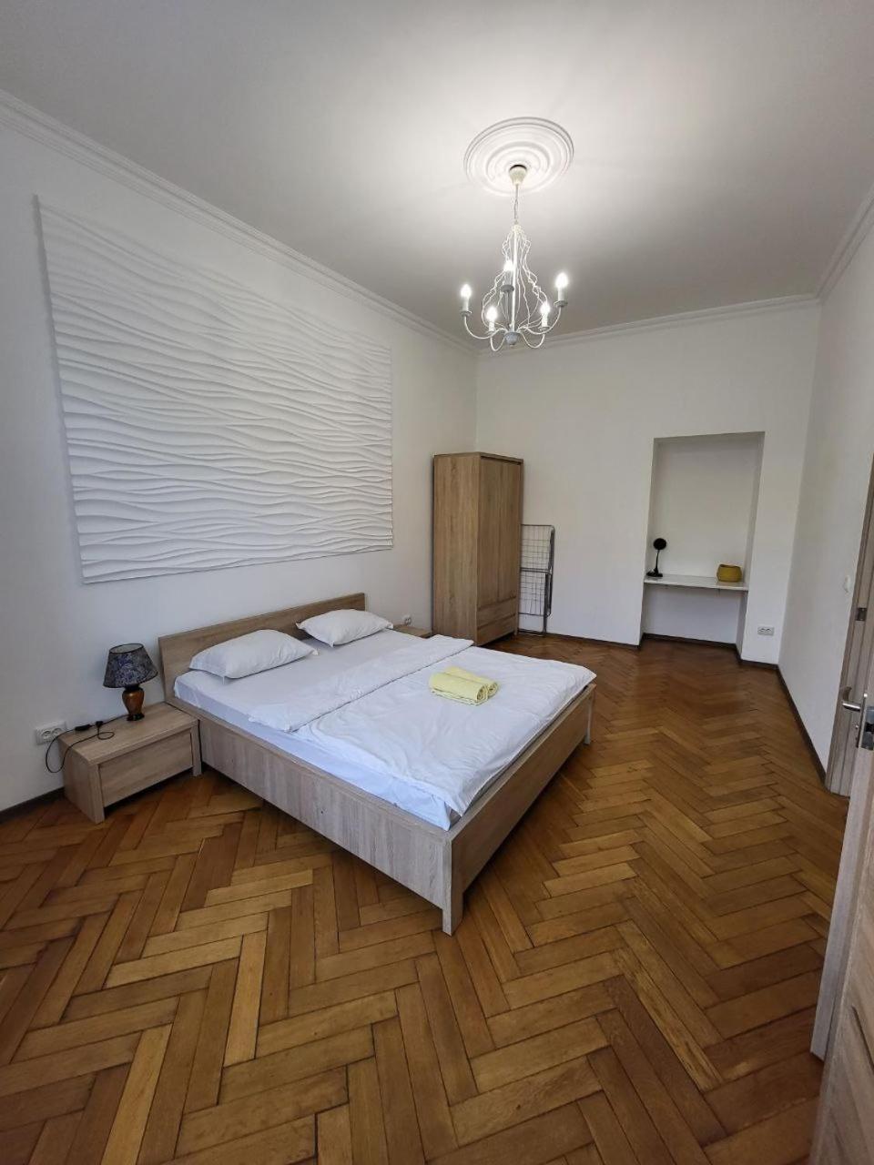 Apartamenty On Knyazya Romana Lviv Ngoại thất bức ảnh