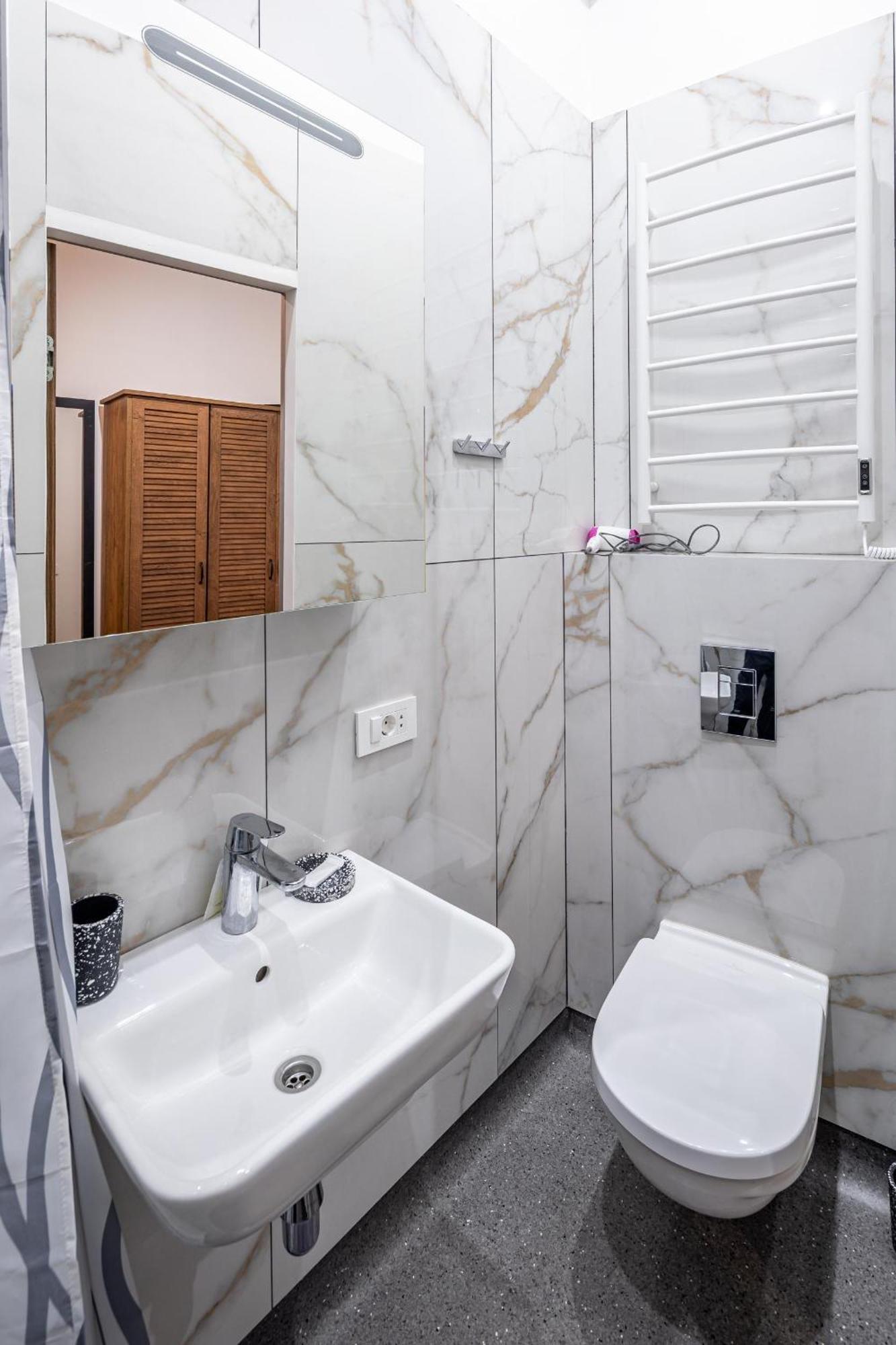 Apartamenty On Knyazya Romana Lviv Ngoại thất bức ảnh