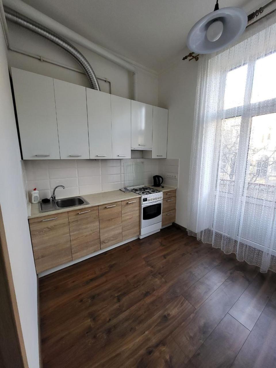 Apartamenty On Knyazya Romana Lviv Ngoại thất bức ảnh