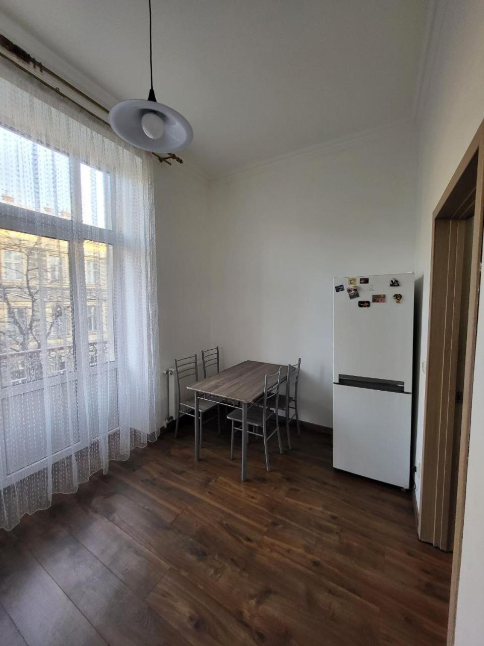 Apartamenty On Knyazya Romana Lviv Ngoại thất bức ảnh
