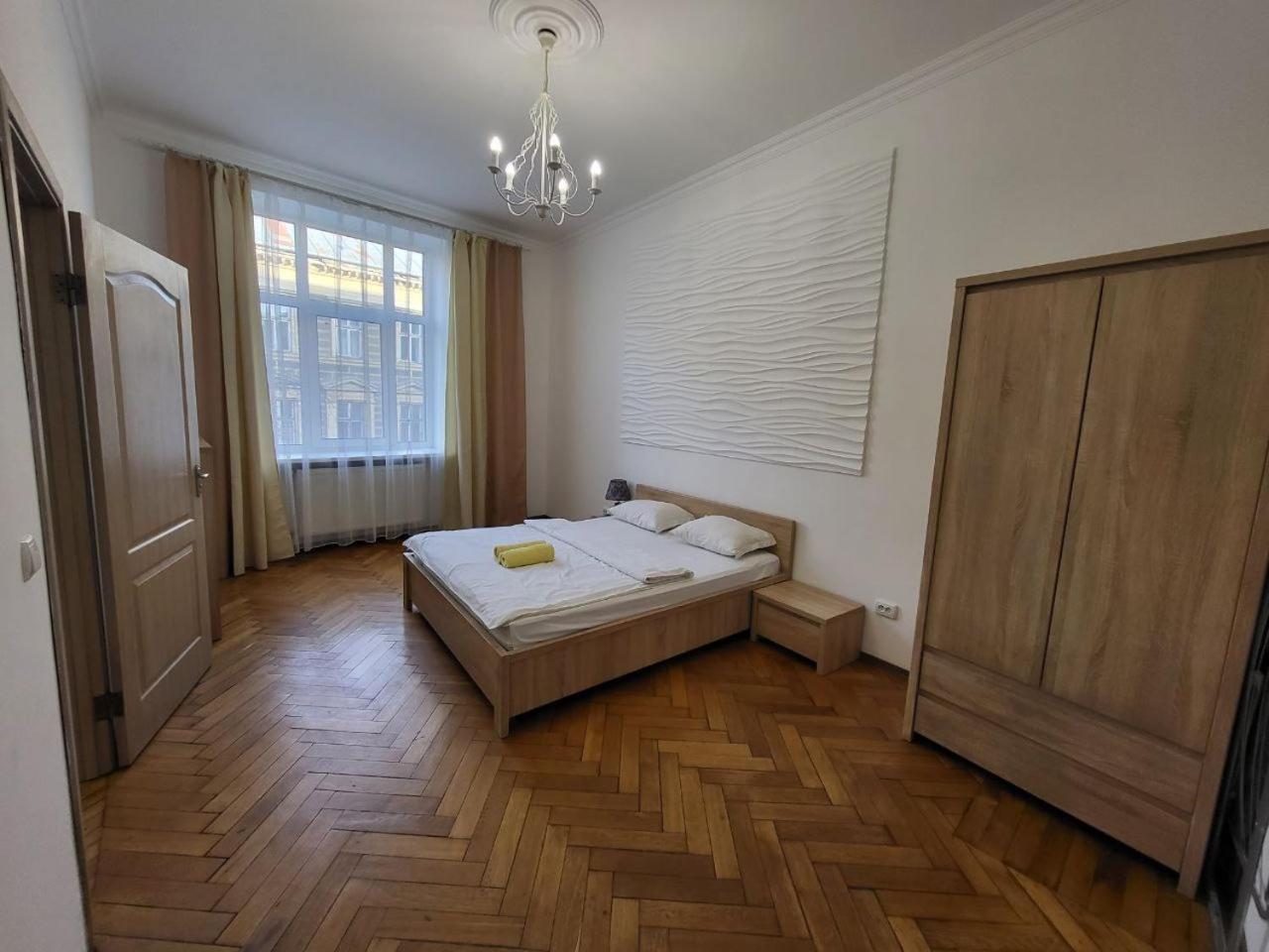 Apartamenty On Knyazya Romana Lviv Ngoại thất bức ảnh